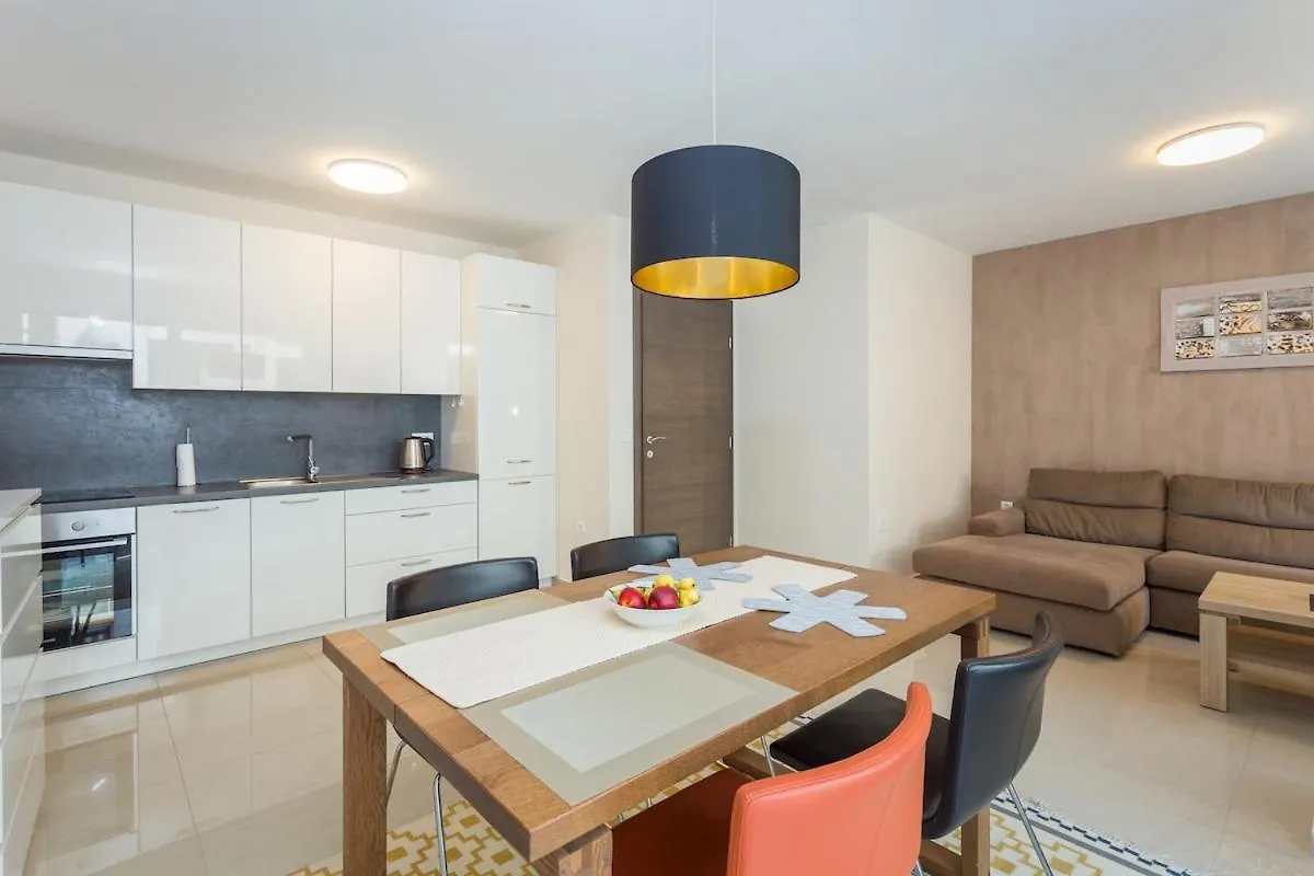Apartment Jasna, Pula City Center With Garage Kroatien
