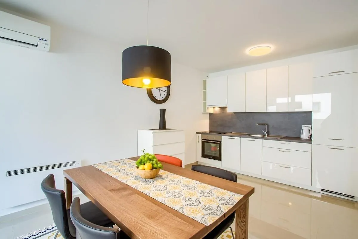 Apartment Jasna, Pula City Center With Garage 0*,